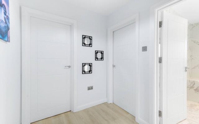 Modern 4 Bedroom House 03 With Parking in Farnham