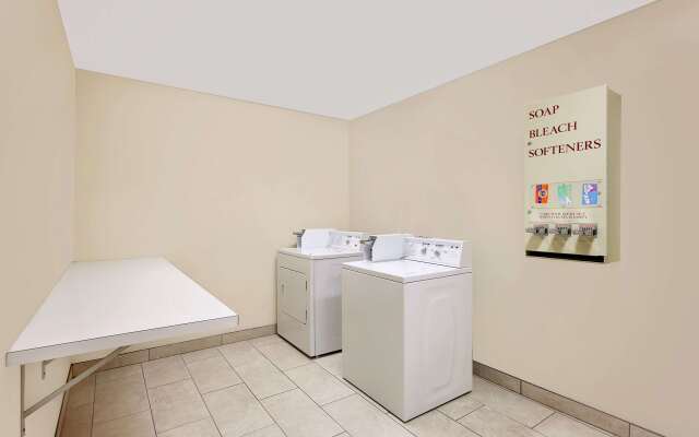 Super 8 by Wyndham Lebanon