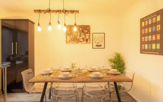 Charming Three Bedroom House in Birmingham