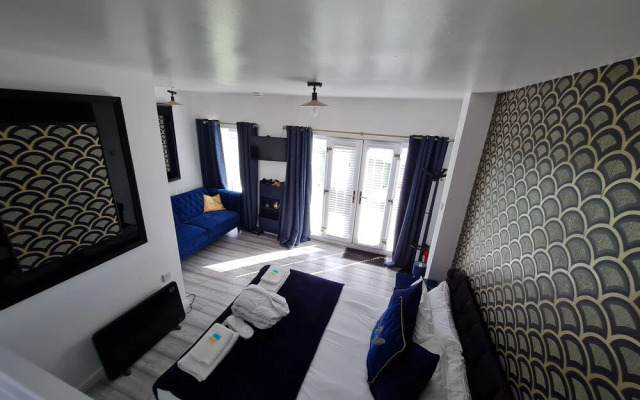 The Mayfair Lodge - Caravaning, Glamping & Camping