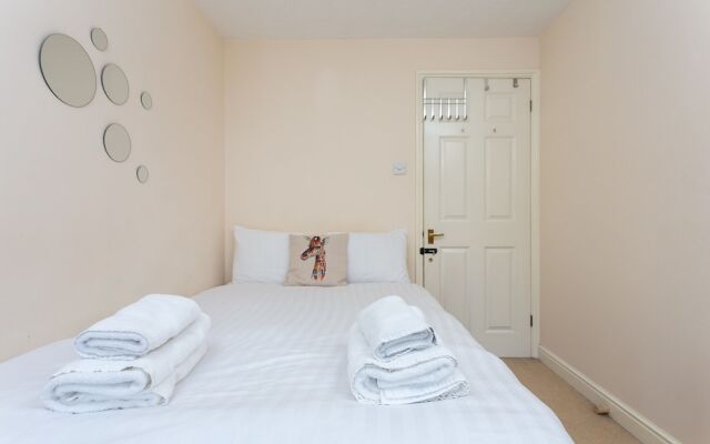 3 Bedroom Flat Near Canary Wharf