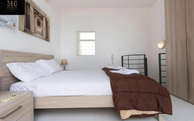 Spacious, 1BR duplex off UNI/Hospital with WIFI by 360 Estates