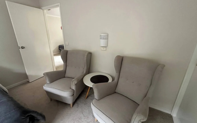 Cozy Curtin- 3 Guests House – Guest Rooms – Tuggeranong