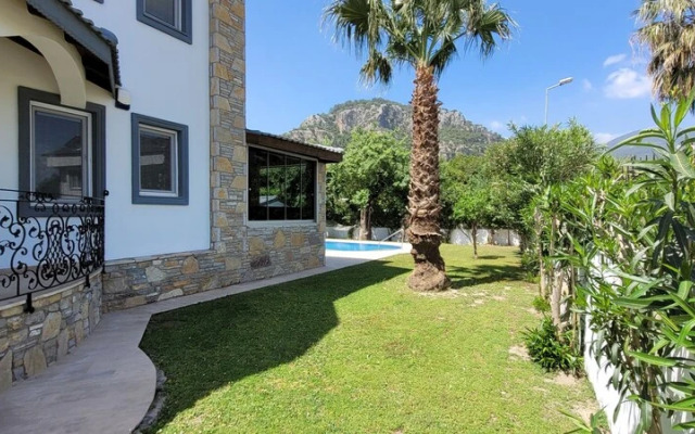 Immaculate 4-bed Villa With Large Garden and Pool