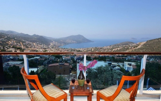 Villa Alfa by Akdenizvillam