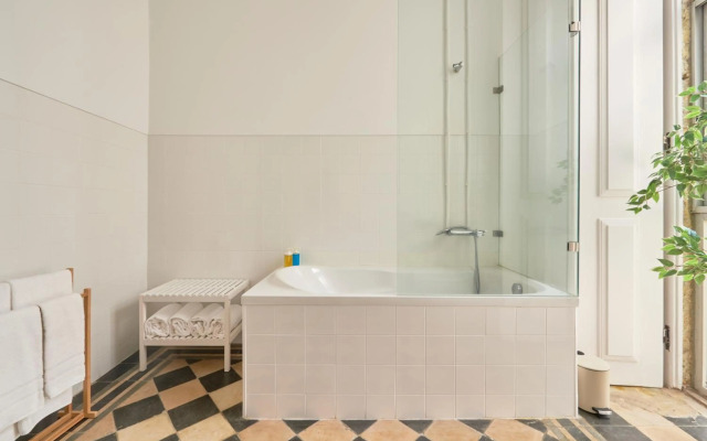 Sunny Pink Street Historical Apt, By TimeCooler