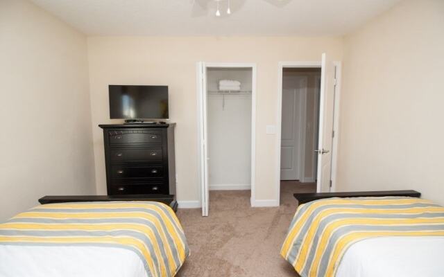 5 bedroom home with private pool