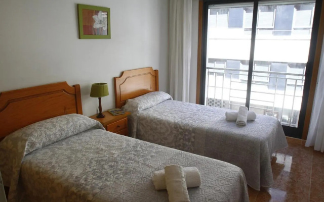 Apartamentos La Perla con piscina y parking