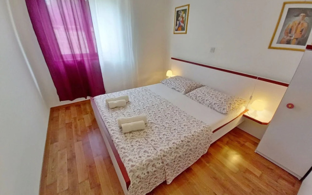 Detached House at Country Side, Fenced Private Garden Ideal for 2 Fam, Wifi