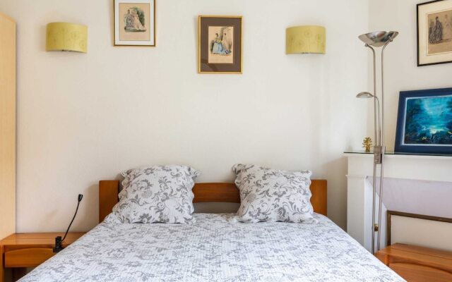 Bright 3BR Apartment With Garden in Gambetta