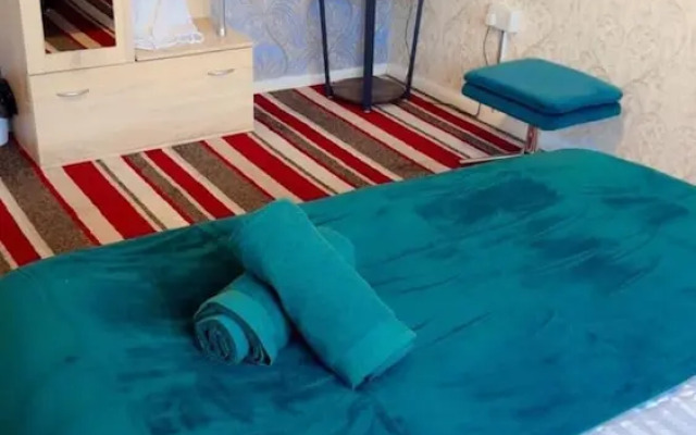 Smethwick - House - Sleeps 8 - Parking