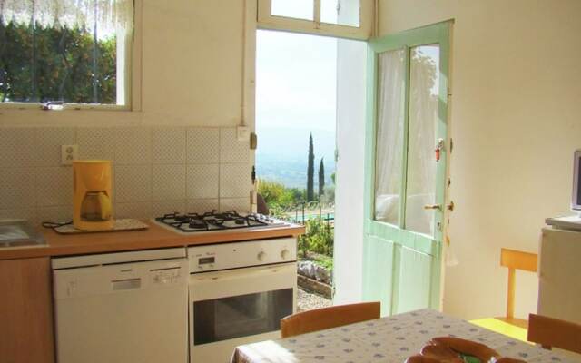 Lovely Holiday Home in Saint-saturnin-lès-apt With Pool