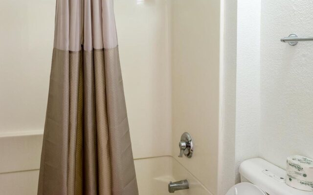 Motel 6 Bakersfield, CA - Convention Center