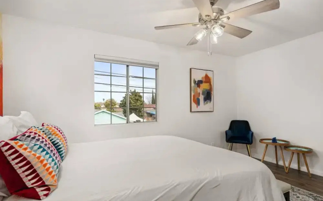 The Avalon - Modern Colorful w Private Parking