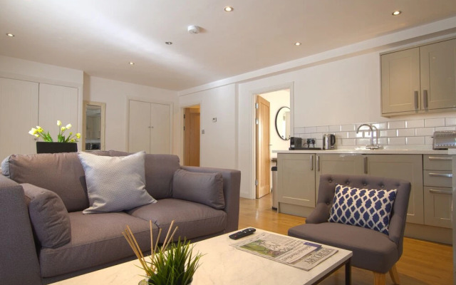 BookedUK - Cosy but spacious apartment