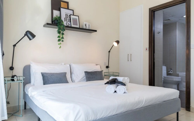 Refined 1BR Retreat in The Point Tower - Marina