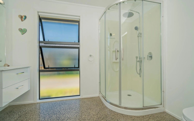 Black Beauty Retreat - Matarangi Holiday Home