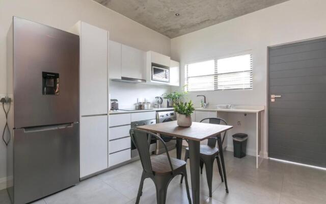 Trendy Melrose Apartment