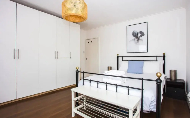 Fantastic Central Apartment With Balcony in Fitzrovia