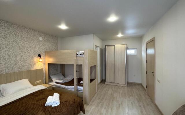 5 Bedrooms House