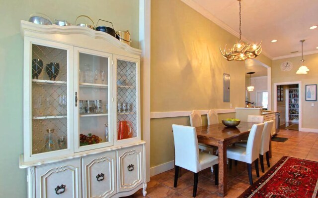Champagne Suite