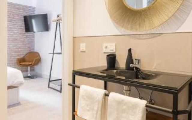 Te1A-El Teatro Brick Wall Suite Prime Location