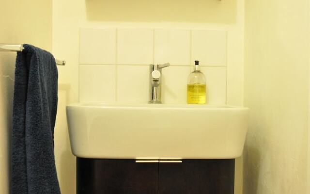 Central 1 Bedroom Apartment With Parking