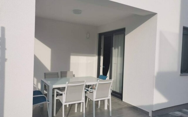 Luxurious 2-bed Appartment in Mandre With Pool