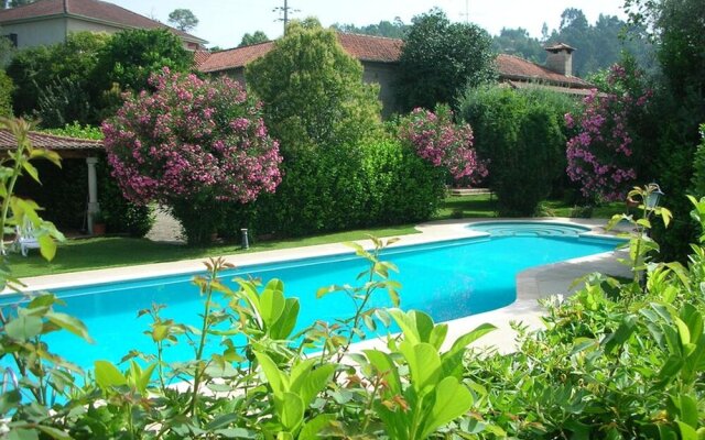 House With 2 Bedrooms in Pedraça, With Wonderful Mountain View, Shared Pool, Enclosed Garden - 90 km From the Beach