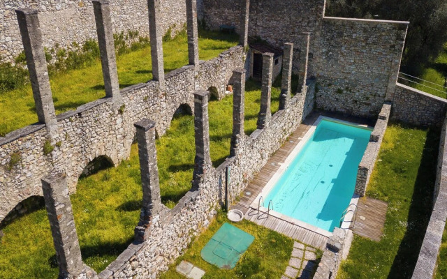 Lemon House With Shared Pool