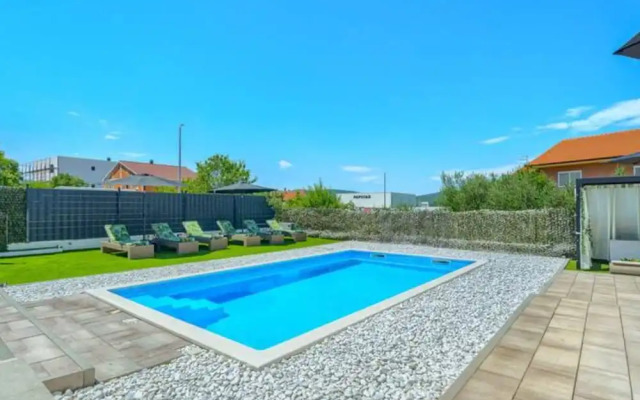 Villa Dreamin With Heated Pool & Hot Tub