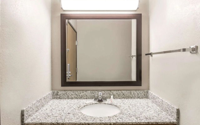 Super 8 by Wyndham Plymouth