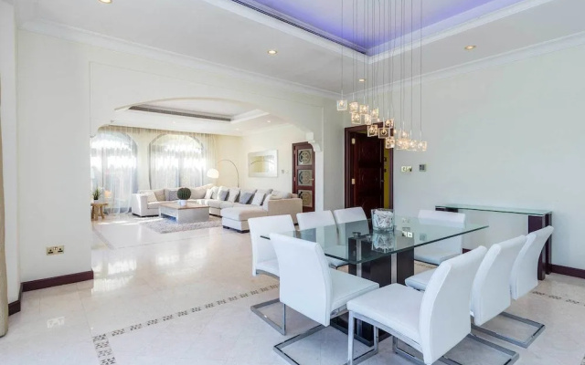 Palm Jumeirah Villa in Frond E by Deluxe Holiday Homes