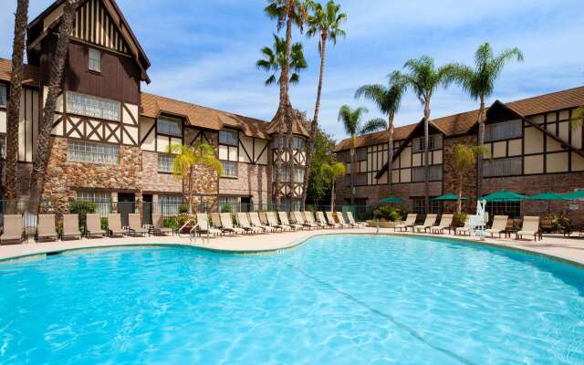 Anaheim Majestic Garden Hotel