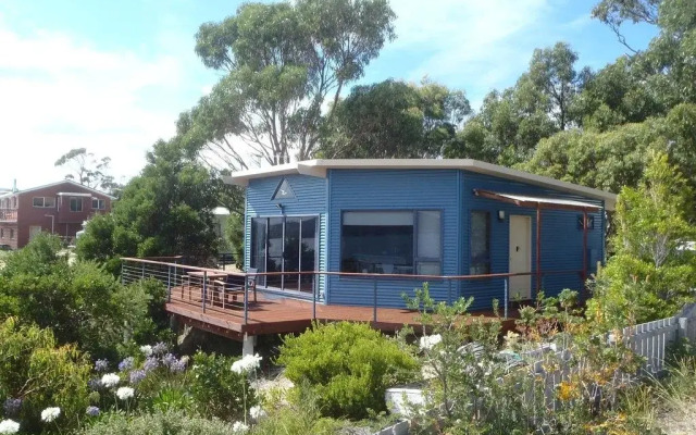 Larus Waterfront Cottage