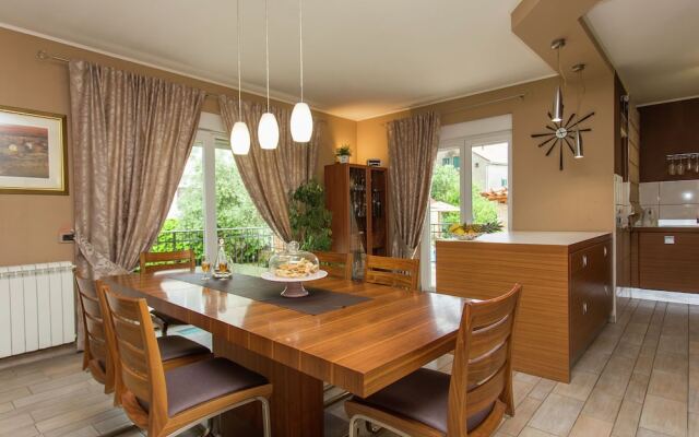 Beautiful Holiday Home in Kaštel Novi With Private Pool