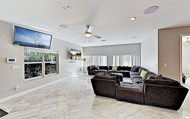 New Listing! Sumptuous Near Beach W/ Pool 3 Bedroom Home