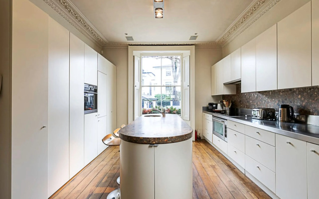 London Luxe Retreat: 5-bed Gem