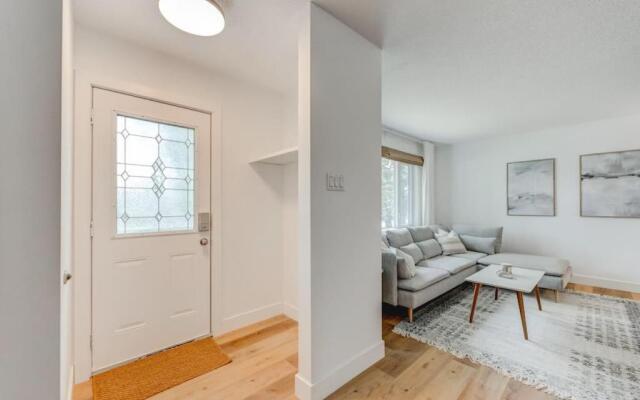 The Elm, 4 Bed Bungalow with Backyard and Firepit