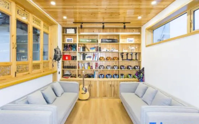 AJUN'S FRIENDS' LODGE | 360° Snow Mountain View | Private Garden · Sunny Courtyard – Lobby – Lijiang