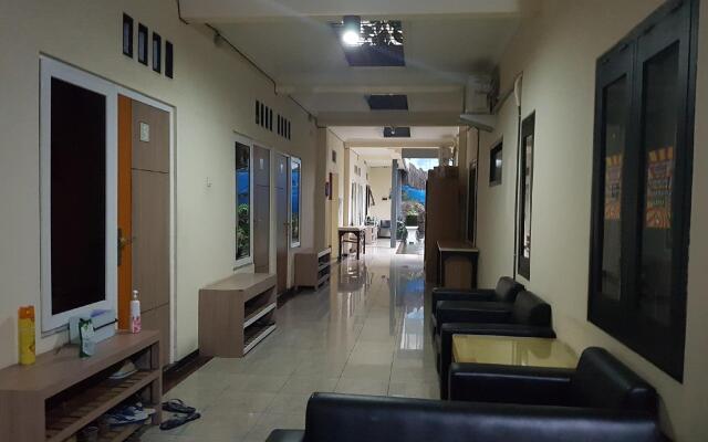 OYO 90188 Rotterdam Kediri Guest House