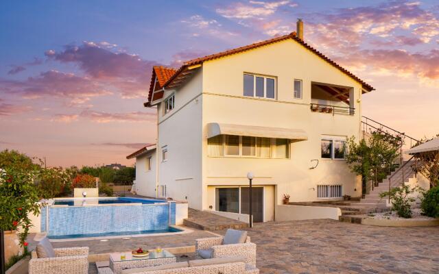Villa Elihrisos-a 225sqm villa/private heated pool