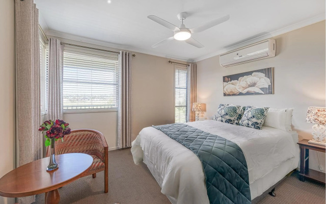 Seabreeze Haven -Wifi, Netflix, pet friendly beach house