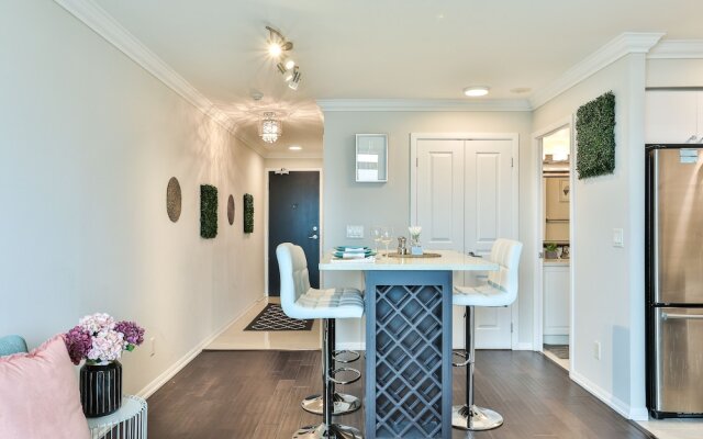 Lively Urban Condo in Old Toronto