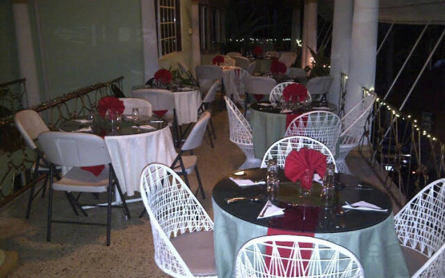 Palm Bay Guest House & Restaurant
