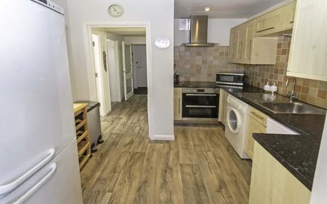 Clifton Court Apt 19 With Heated Pool