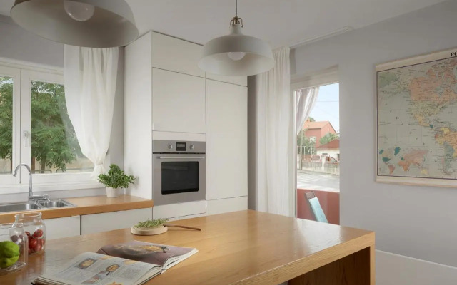 elegant, cosy and quiet, just 1 min to amphiteatre