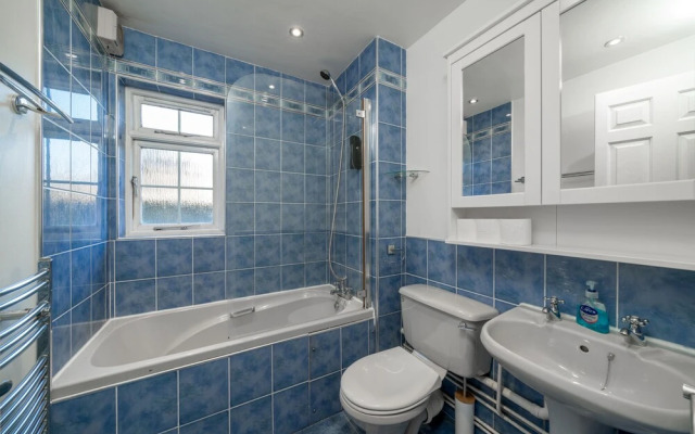 Crawley Pet Friendly 1-Bedroom Apartment