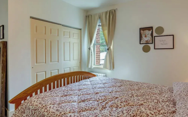 Walk to Restaurants & Shops: Apt in Pennsylvania!