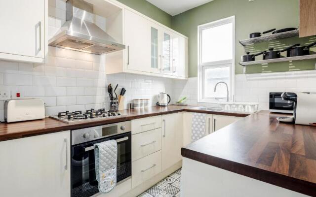 Luxury Apartment 2bed & Parking - East London - by Damask Homes